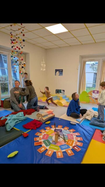 Ce matin, j'ai animé des ateliers @monmomentmagique dans le cadre d'un partenariat avec la ville d'Héric, la Bulle des Familles ✨

6 familles ont découvert la magie de ces moments hors du temps où l'on nourrit les liens parents et enfants 💖

Jeux, relaxation, yoga, massage, dessin,...ont invité petits et grands à se détendre en s'amusant ! De la détente mais aussi beaucoup de rires et de joies 😃

Mentions spéciales pour les petits magiciens avec leur baguette qui ont transformé leur parent en drôle d'animaux... 🐖🦥🦩et la version du câlin koala à 5 ! 

Merci à ces familles de s'être offert ce temps précieux 🌟
et à la ville d'Héric pour permettre aux parents et aux enfants de partager de si jolies bulles 🫧

On se retrouve l'année prochaine pour une nouvelle rencontre 😊

Mélanie 🪷

#atelierbienetre #atelierparentenfant #rituels #heric #momentmagique #lienparentenfant #momentsuspendu #précieux #horsdutemps #jeu #relaxation #massage #dessin #joie #rire #detente #soutienfamilial #soutienparental #sucesurerdre #erdreetgesvres